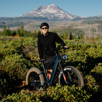 Man holding kingbull Ebike rover2.0E in the grass and smiling